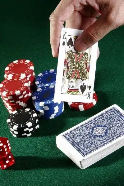 Giao diện live casino trực tuyến với dealer thật tại 8xbet com trên điện thoại